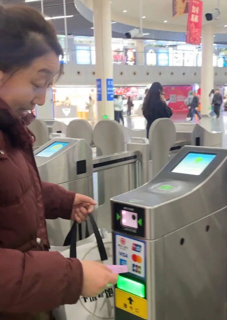 上海地铁新版纸质票出站不用塞车票！扫码即走不用回收，你用对了吗