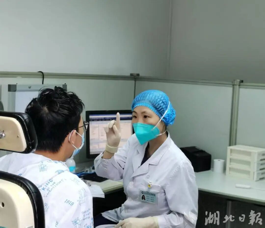 “一戴就头疼！”很多人有这个习惯，20岁小伙突然耳聋！医生提醒