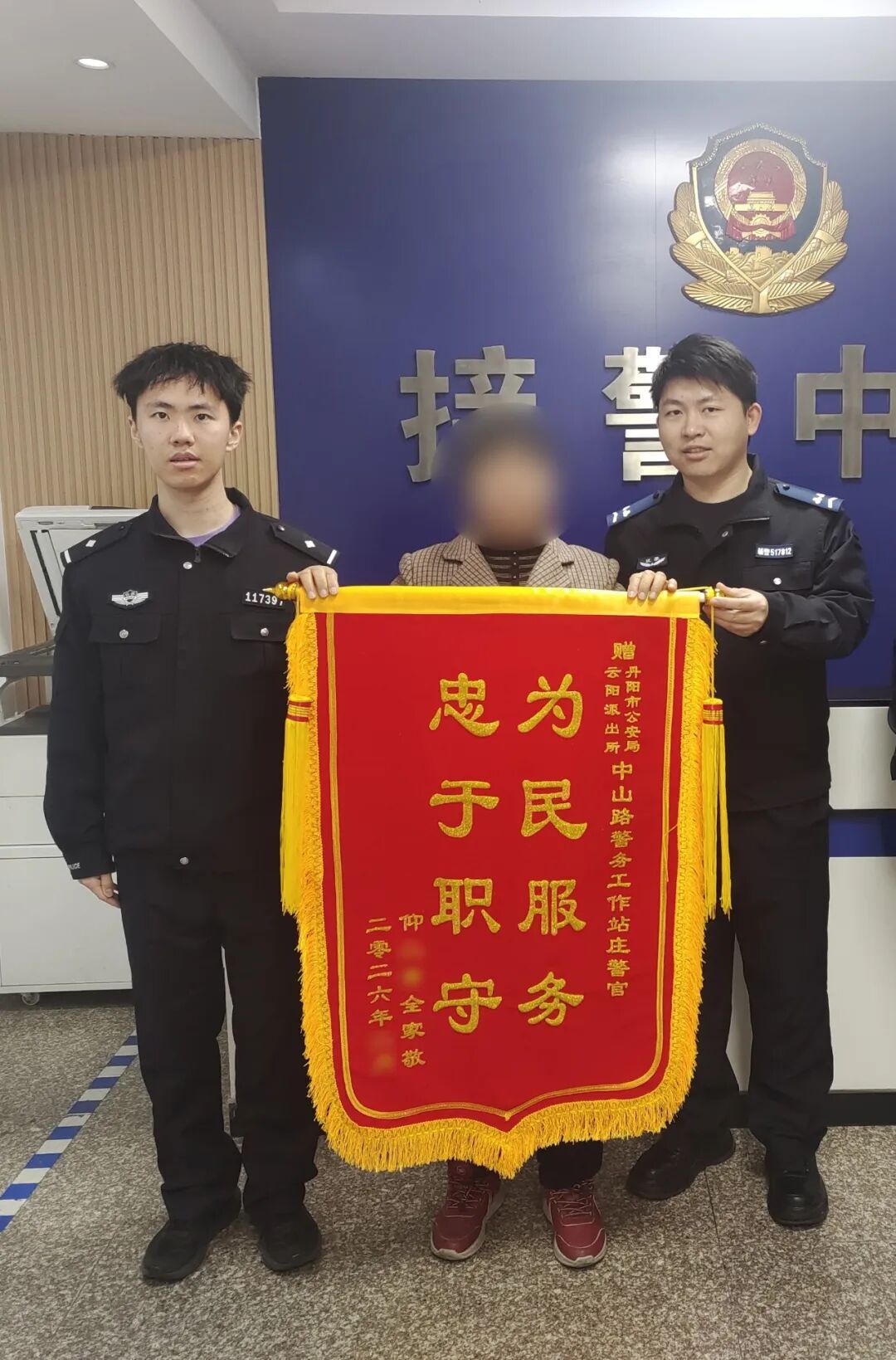 江苏七旬老人13000余元辛苦钱被大风刮走了!民警一小时找回 江苏七旬老人13000余元辛苦钱被大风刮走了!民警一小时找回