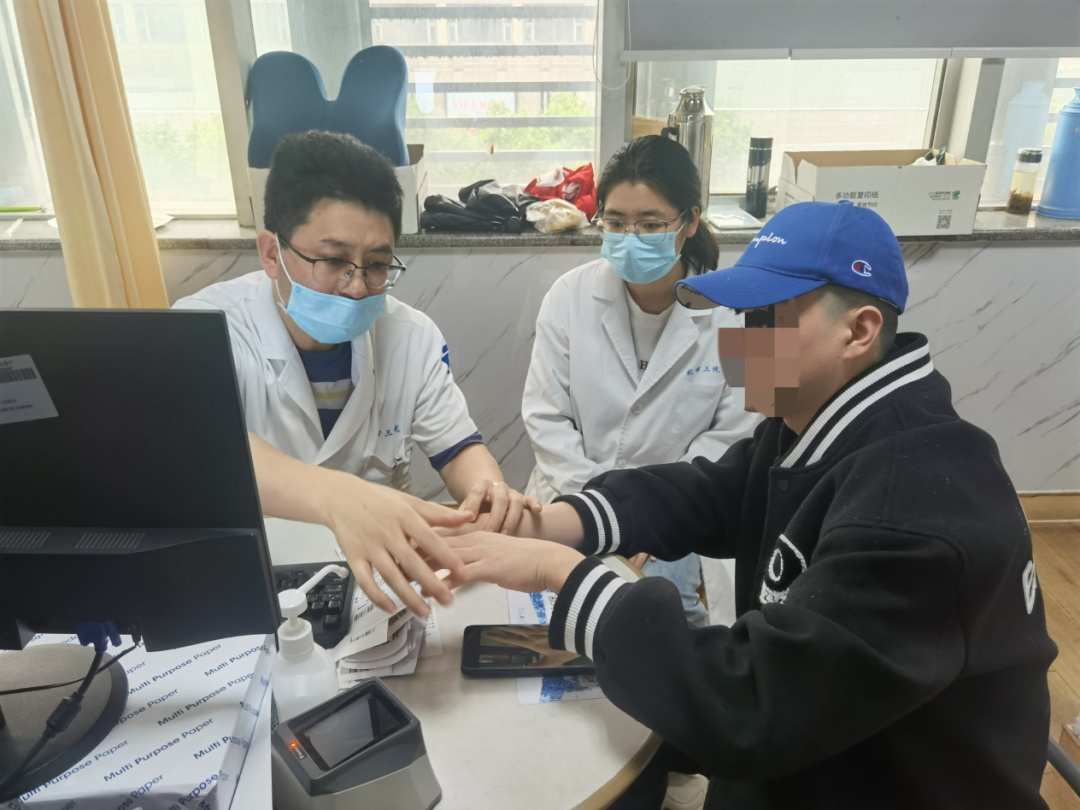 一夜之间头上秃了？浙江24岁小伙半个脑袋的头发，都掉光了…这个坏习惯很多人都有