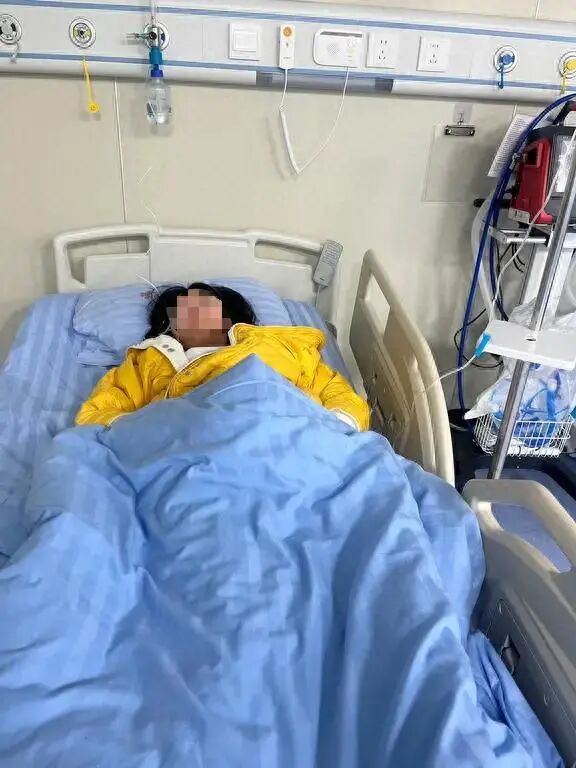 女儿因不写作业挨打大哭，随后嘴唇发紫倒地！家长：很后悔打她