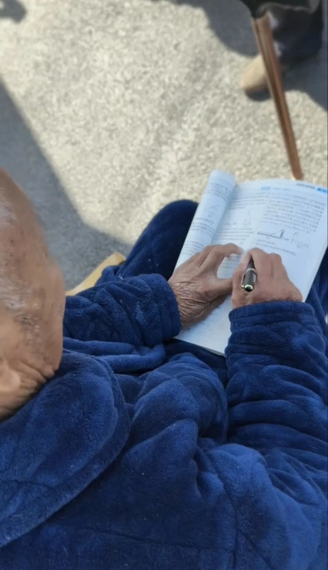 养老院79岁老爷爷给高中生讲物理题，网友送昵称“老老学长”，退休前是高中语文老师