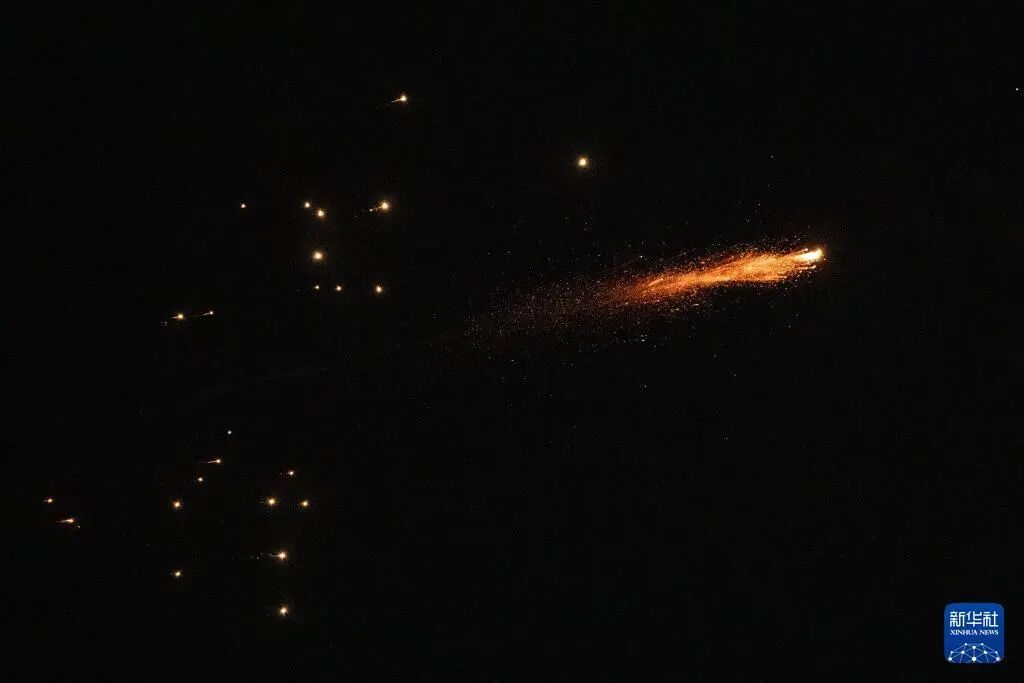 以色列遭伊朗导弹袭击,当地一四川男子照常开工:32小时听到几十次爆炸声 以色列遭伊朗导弹袭击,当地一四川男子照常开工:32小时听到几十次爆炸声