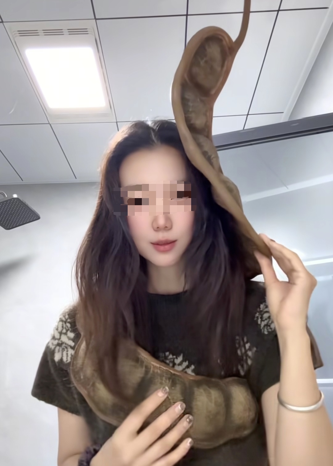 梦中情豆跨省飞！女子抱 1 米长巨大豆荚乘机，机场回应：不需要托运