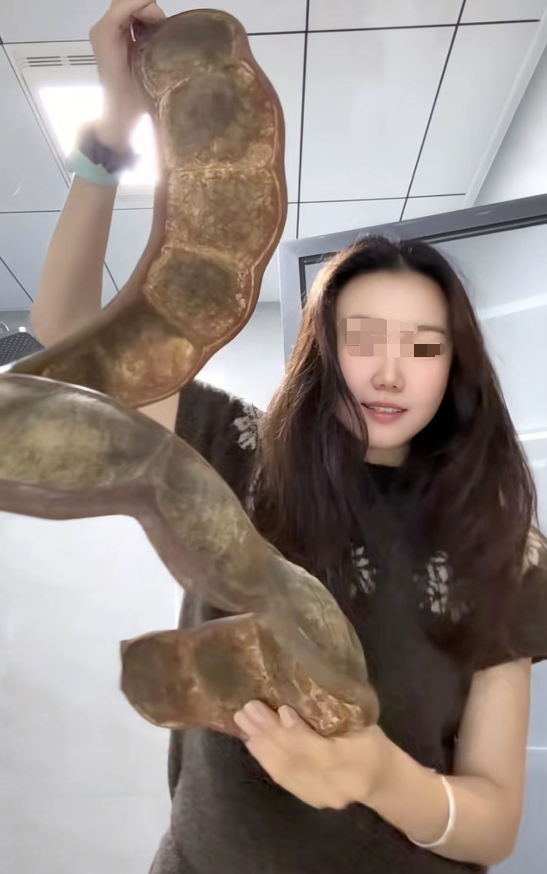 梦中情豆跨省飞！女子抱 1 米长巨大豆荚乘机，机场回应：不需要托运