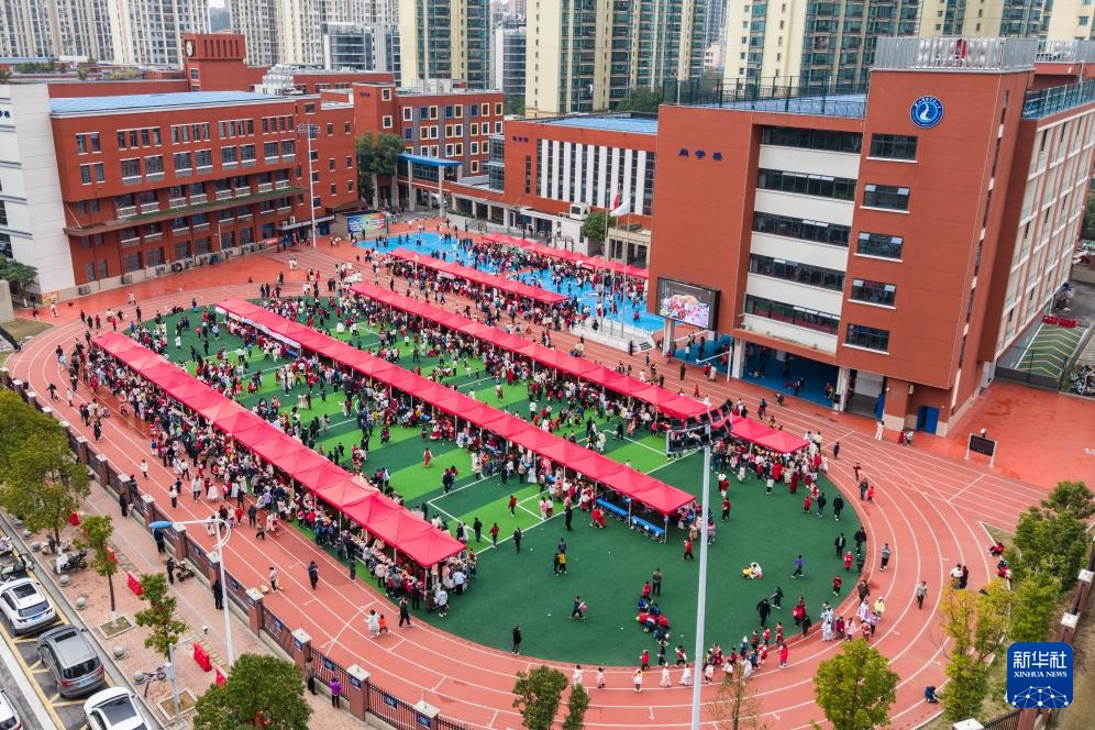 湖南长沙：爱心义卖暖校园