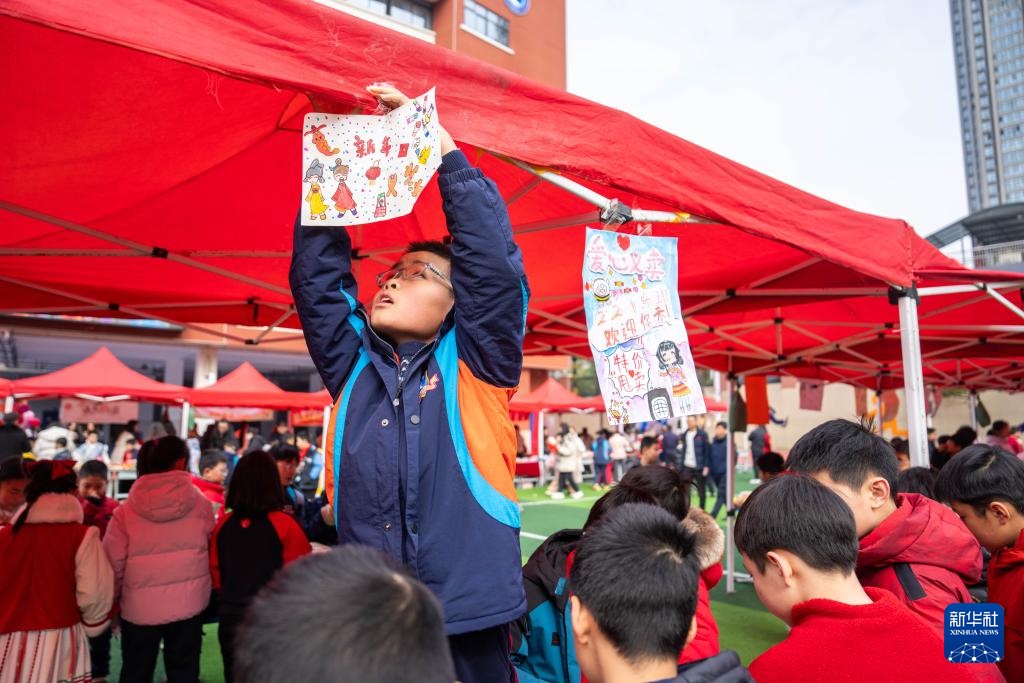 湖南长沙：爱心义卖暖校园