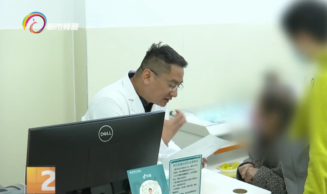 打耳洞长出“肉疙瘩”?医生道出真相,同时提醒:这些人群要小心! 打耳洞长出“肉疙瘩”?医生道出真相,同时提醒:这些人群要小心!