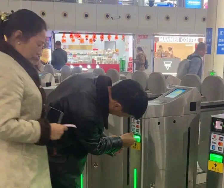 上海地铁新版纸质票出站不用塞车票！扫码即走不用回收，你用对了吗