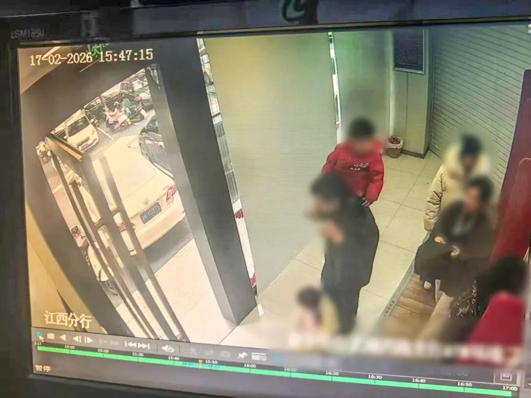 小伙手里紧攥着一沓厚厚的现金，走进警务工作站