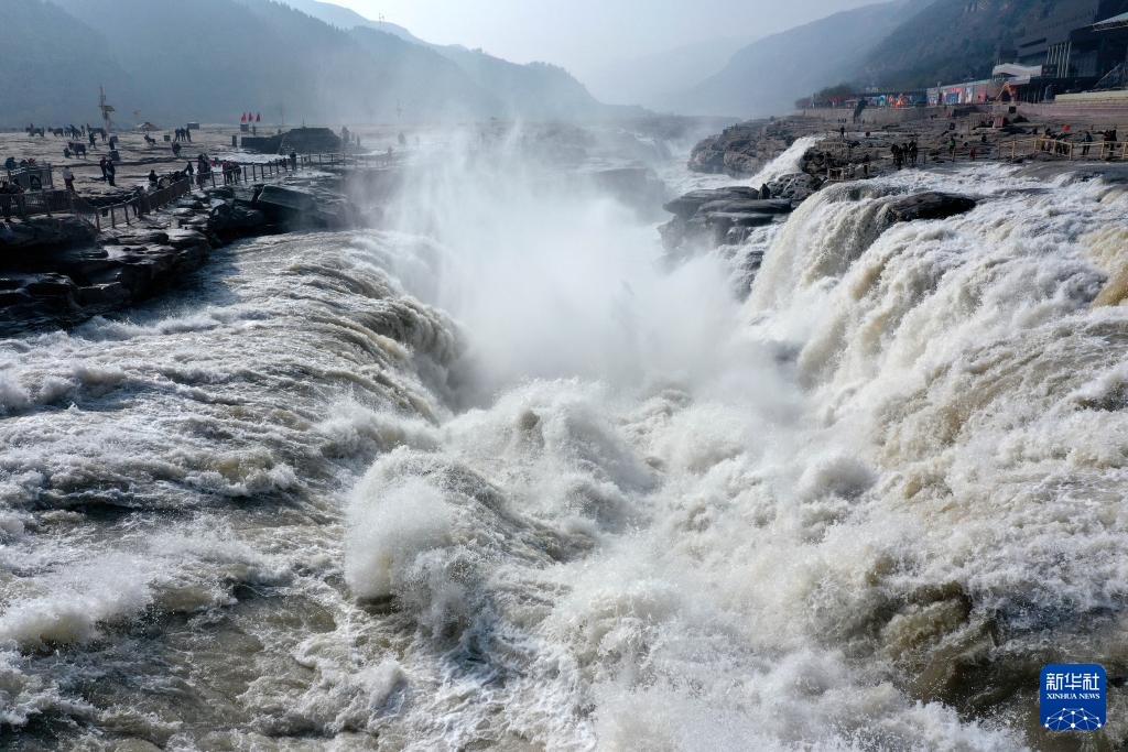 惊蛰时节 黄河壶口瀑布水量增大