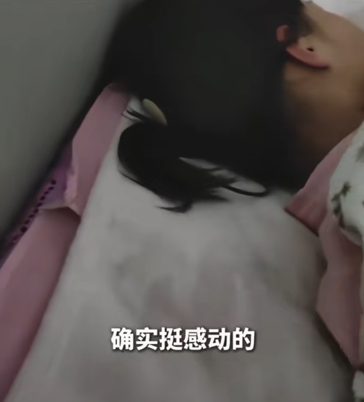 父母离家，10岁女儿留下805元压岁钱和手写信，网友泪崩