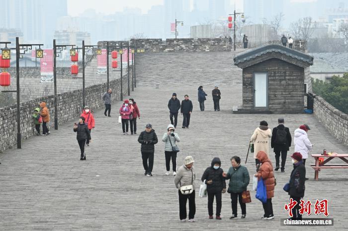 南京：正月十六爬城头 民众登高“踏太平”“走百病”