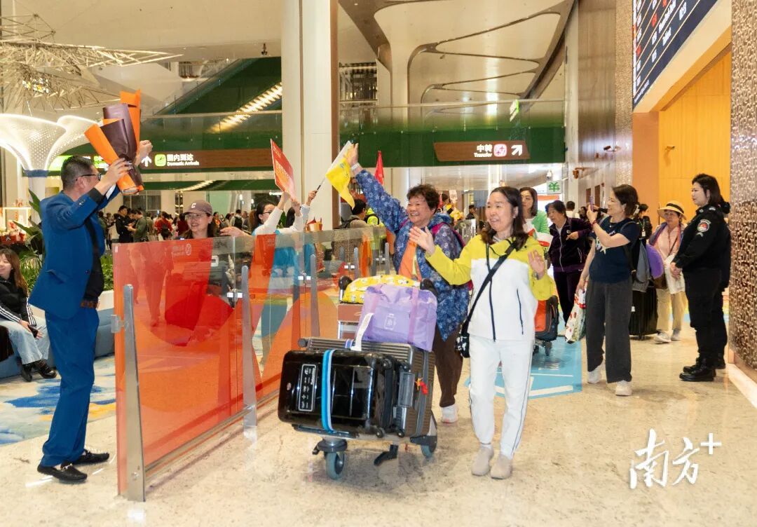 滞留迪拜的第一波中国旅客平安抵达广州！落地瞬间，机舱响起掌声……