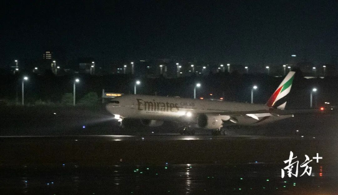 滞留迪拜的第一波中国旅客平安抵达广州！落地瞬间，机舱响起掌声……