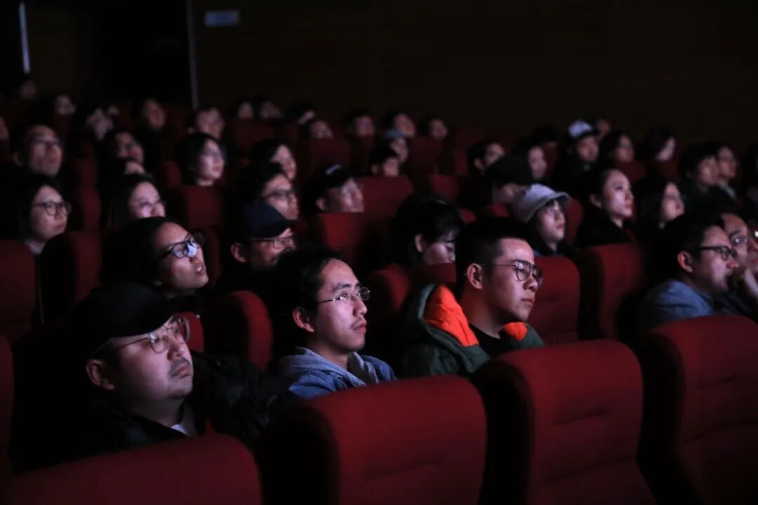 想问很久了:为什么电影院的座椅大多是红色的? 想问很久了:为什么电影院的座椅大多是红色的?