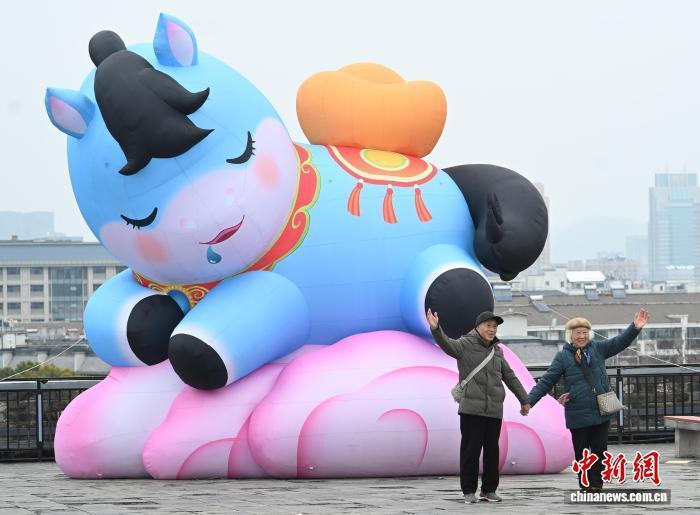 南京：正月十六爬城头 民众登高“踏太平”“走百病”