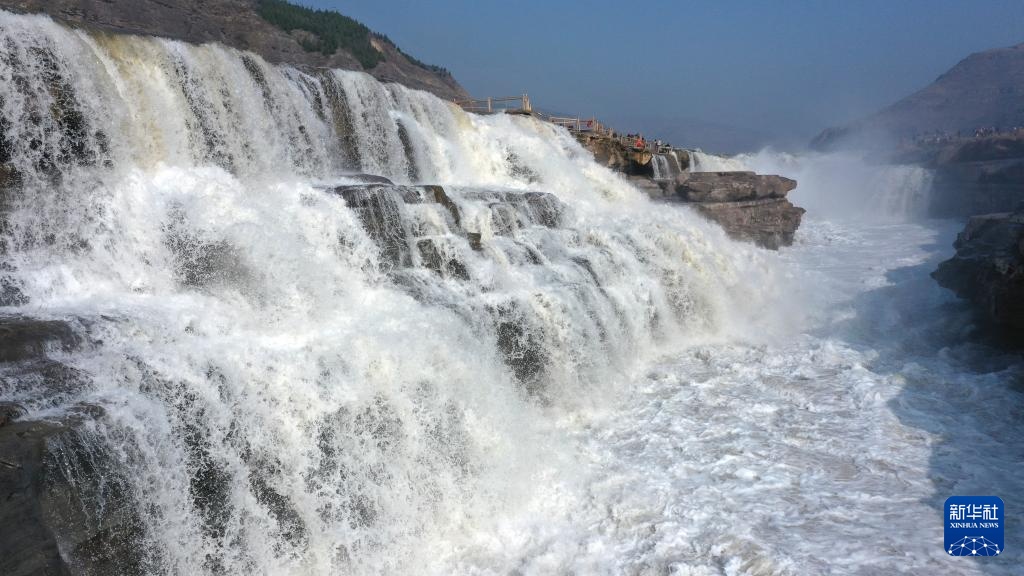 惊蛰时节 黄河壶口瀑布水量增大
