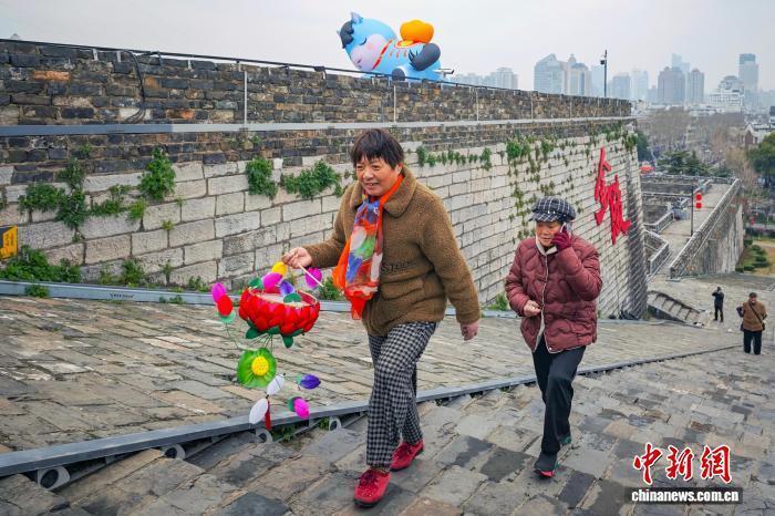 南京：正月十六爬城头 民众登高“踏太平”“走百病”