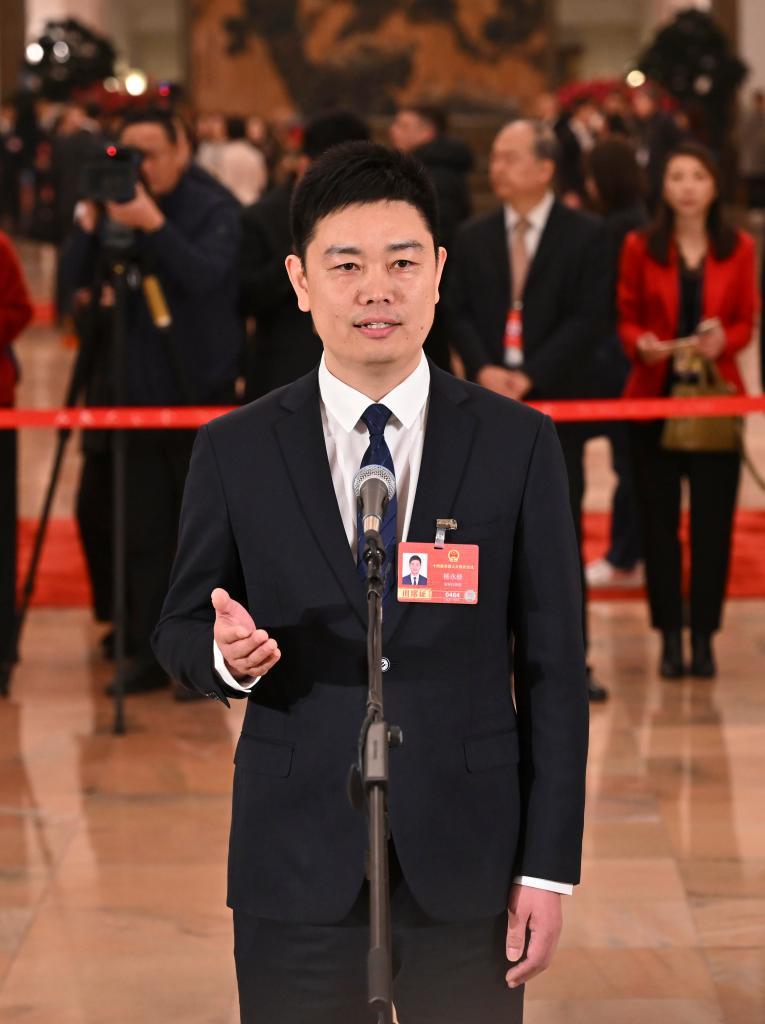 十四届全国人大四次会议首场“代表通道”集中采访活动举行