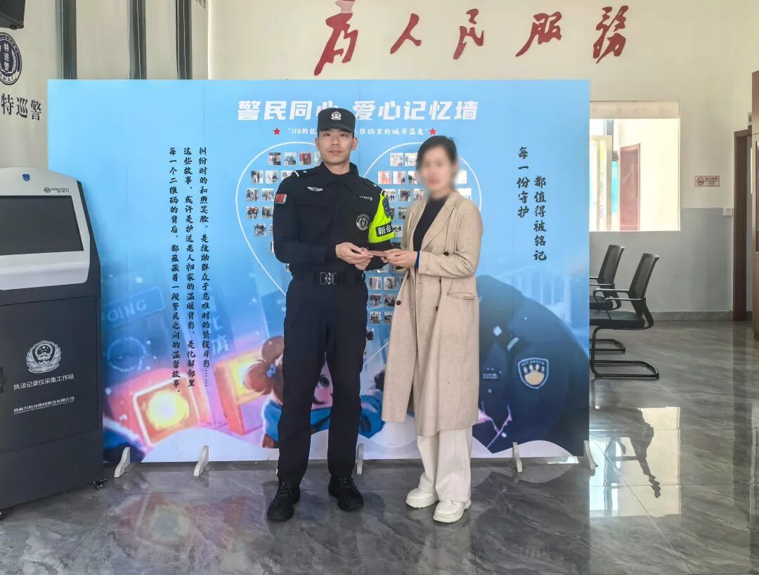 小伙手里紧攥着一沓厚厚的现金，走进警务工作站