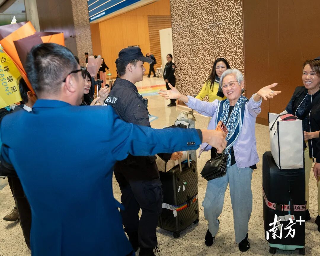 滞留迪拜的第一波中国旅客平安抵达广州！落地瞬间，机舱响起掌声……