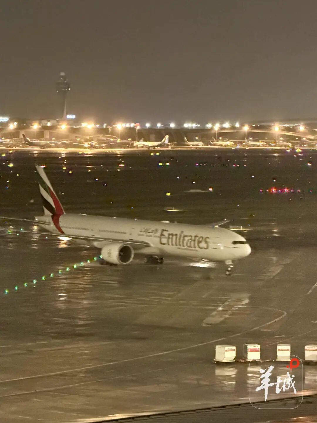 “很开心回到祖国的怀抱”——迪拜首架回国航班落地广州