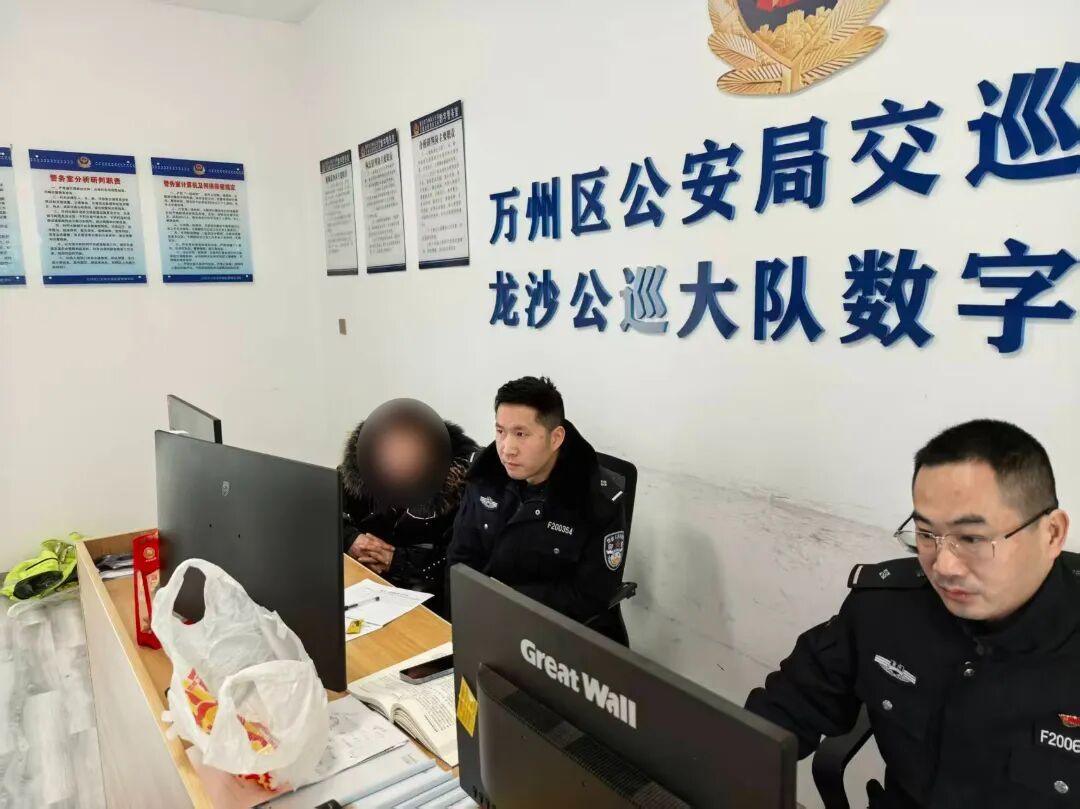 女子称误将17000元现金当垃圾扔掉，民警忙前忙后查了一个多星期，结果……