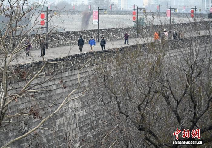 南京：正月十六爬城头 民众登高“踏太平”“走百病”