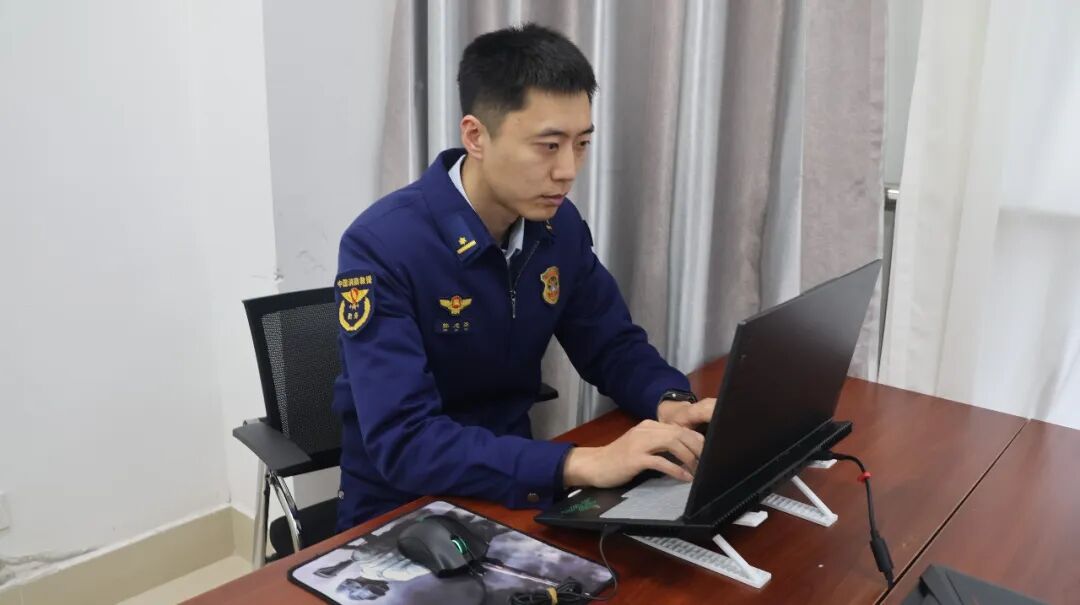 休假消防员除夕夜灭火救人，寄来的锦旗“曝光”了他的善举！