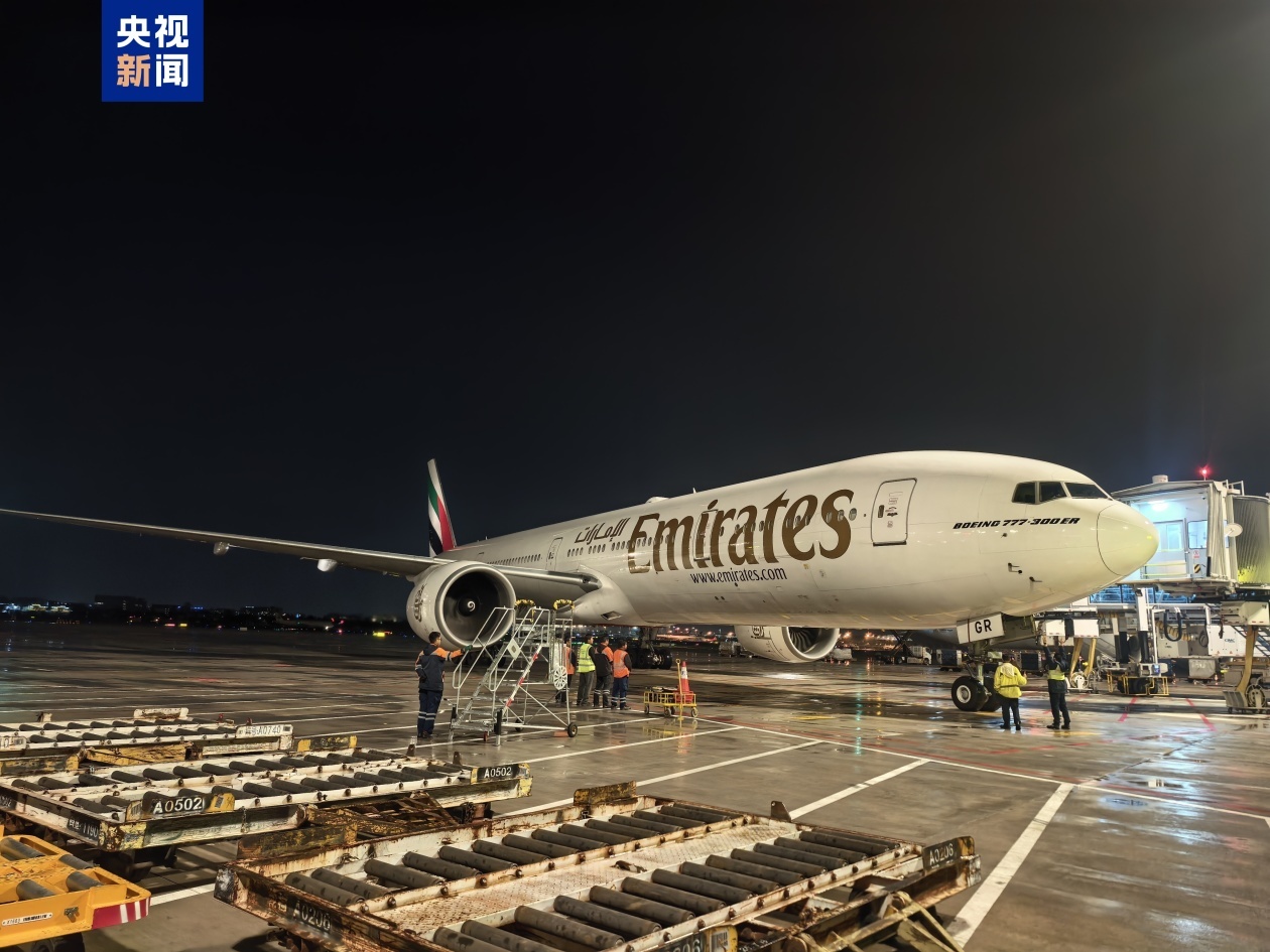 由迪拜国际机场飞往广州白云国际机场航班平安落地