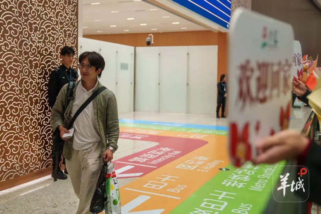 “很开心回到祖国的怀抱”——迪拜首架回国航班落地广州