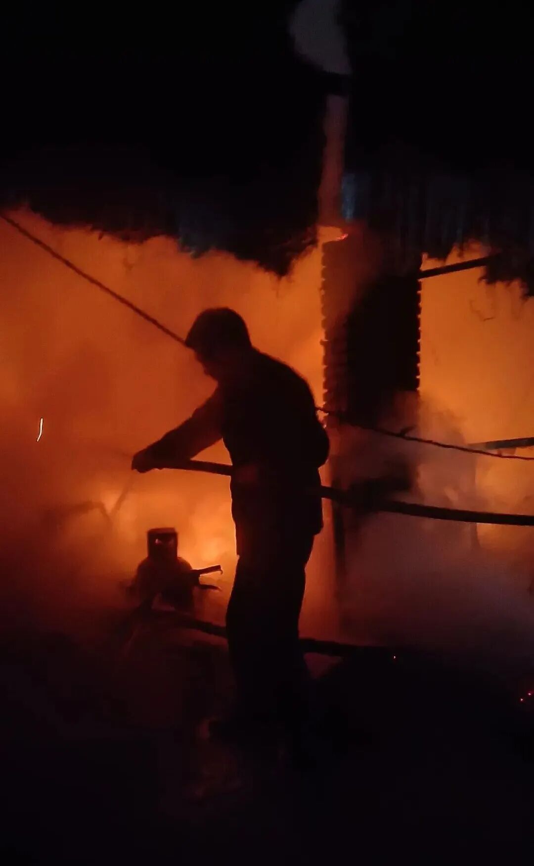 休假消防员除夕夜灭火救人，寄来的锦旗“曝光”了他的善举！