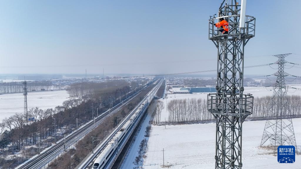 45米高塔上父子“接力”护春运