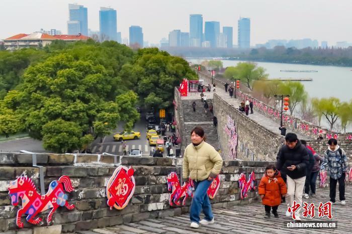 南京：正月十六爬城头 民众登高“踏太平”“走百病”