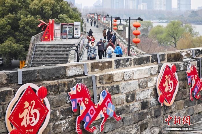 南京：正月十六爬城头 民众登高“踏太平”“走百病”