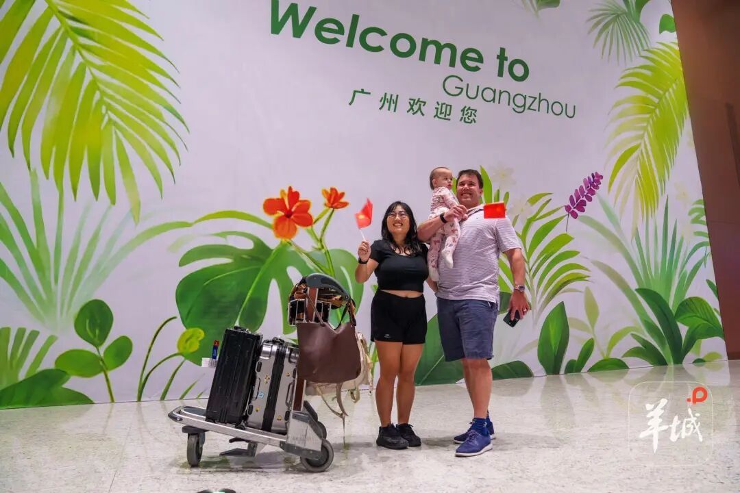 “很开心回到祖国的怀抱”——迪拜首架回国航班落地广州