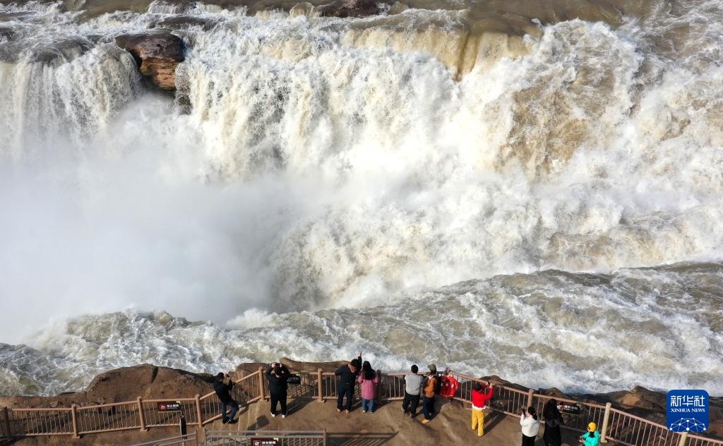 惊蛰时节 黄河壶口瀑布水量增大