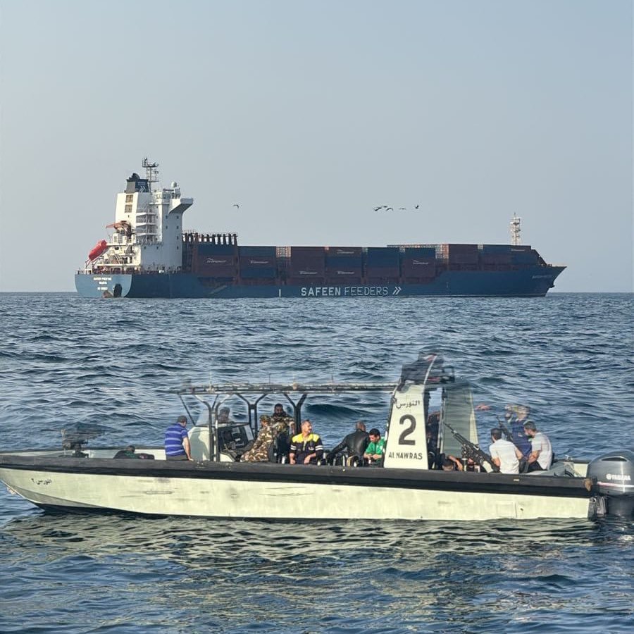 霍尔木兹海峡附近货船遭导弹袭击 24名船员获救 霍尔木兹海峡附近货船遭导弹袭击 24名船员获救