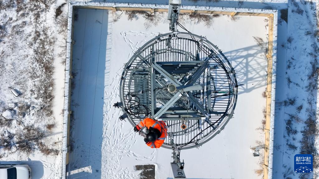 45米高塔上父子“接力”护春运