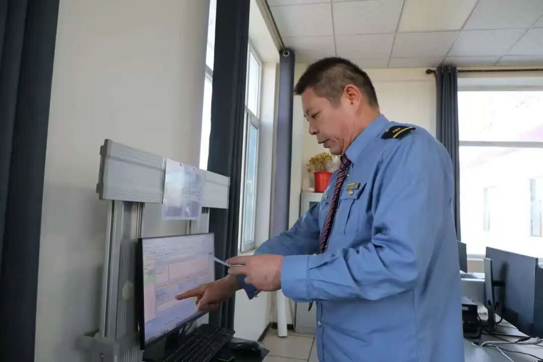 这座车站全国闻名！却只有一个人