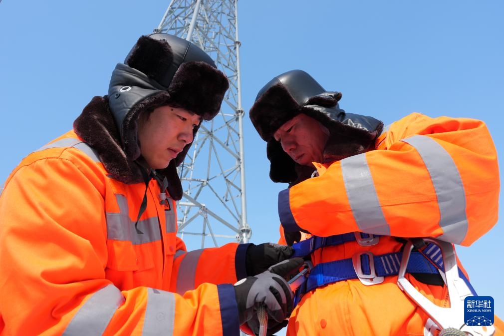 45米高塔上父子“接力”护春运