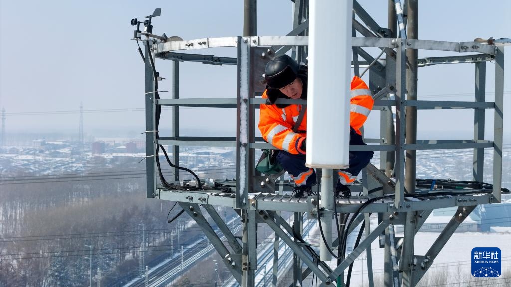 45米高塔上父子“接力”护春运