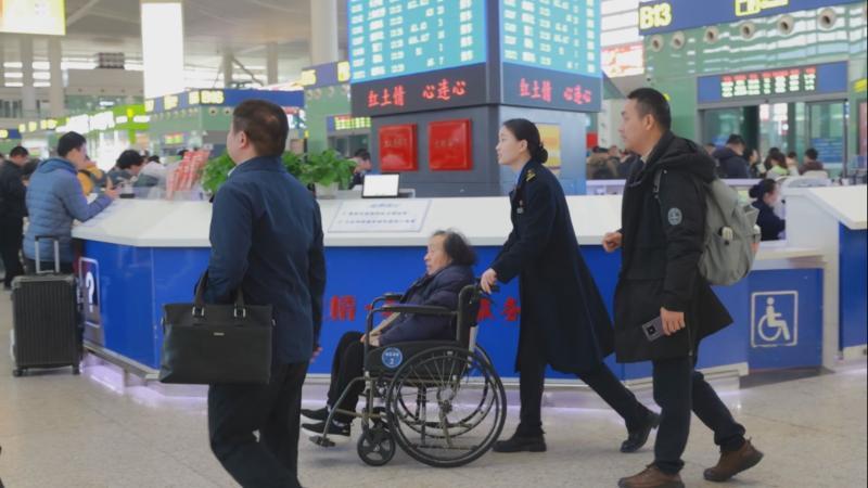 江西：平均2分钟一趟 南昌西站迎来返程客流高峰