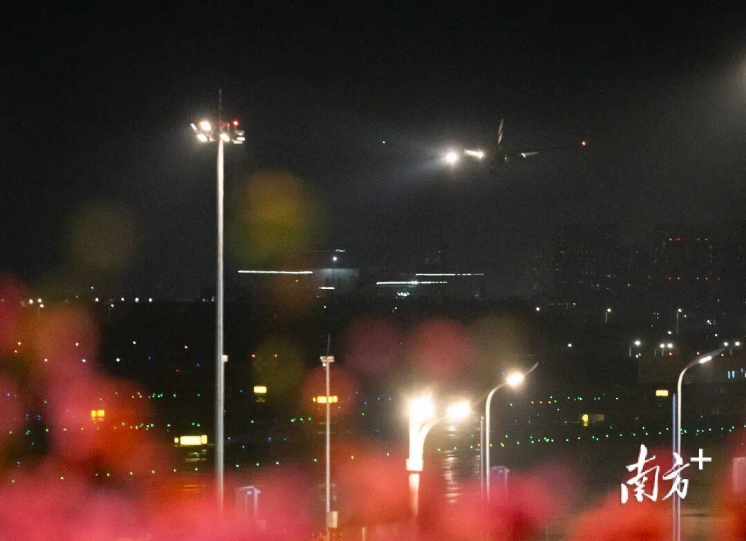 滞留迪拜的第一波中国旅客平安抵达广州！落地瞬间，机舱响起掌声……