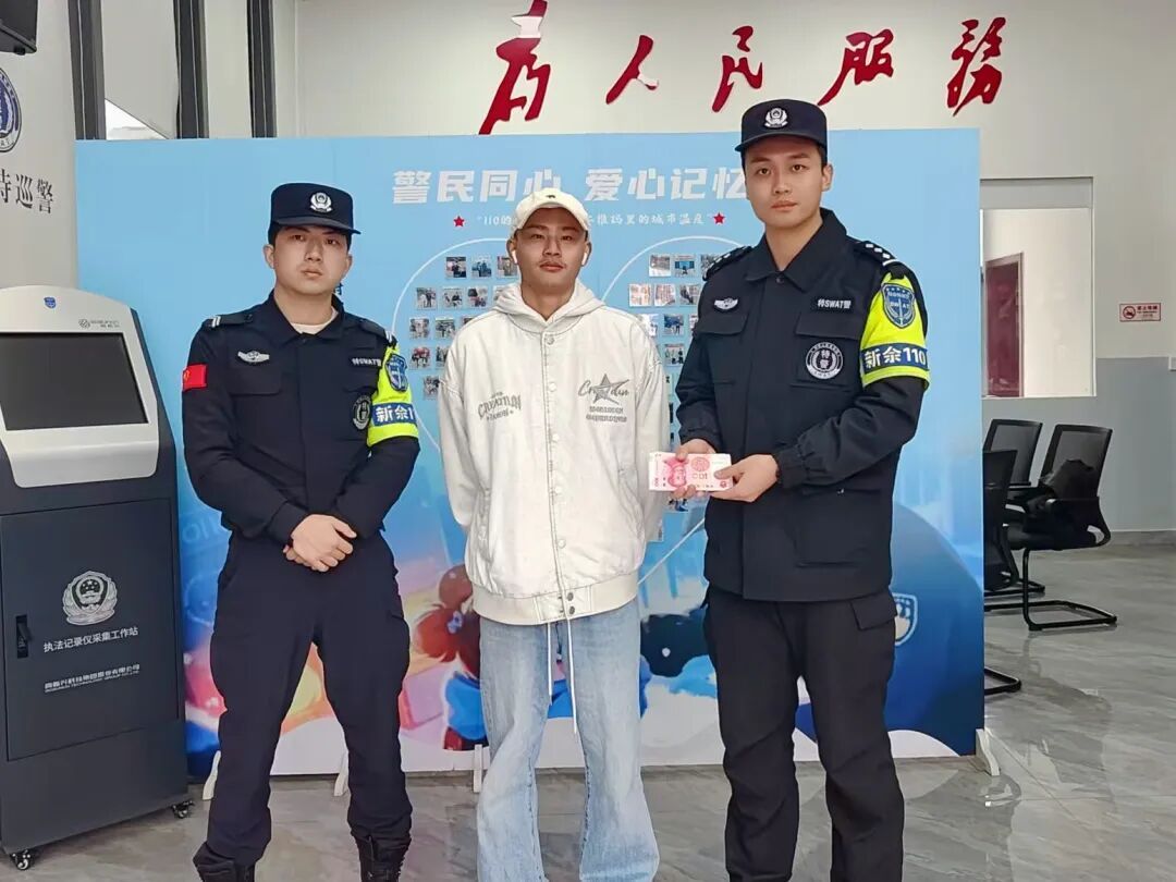 小伙手里紧攥着一沓厚厚的现金，走进警务工作站
