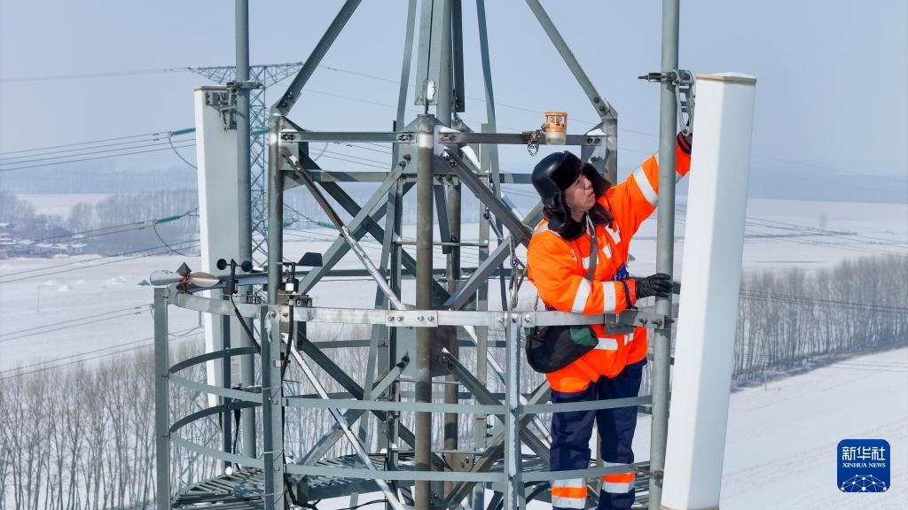 45米高塔上父子“接力”护春运