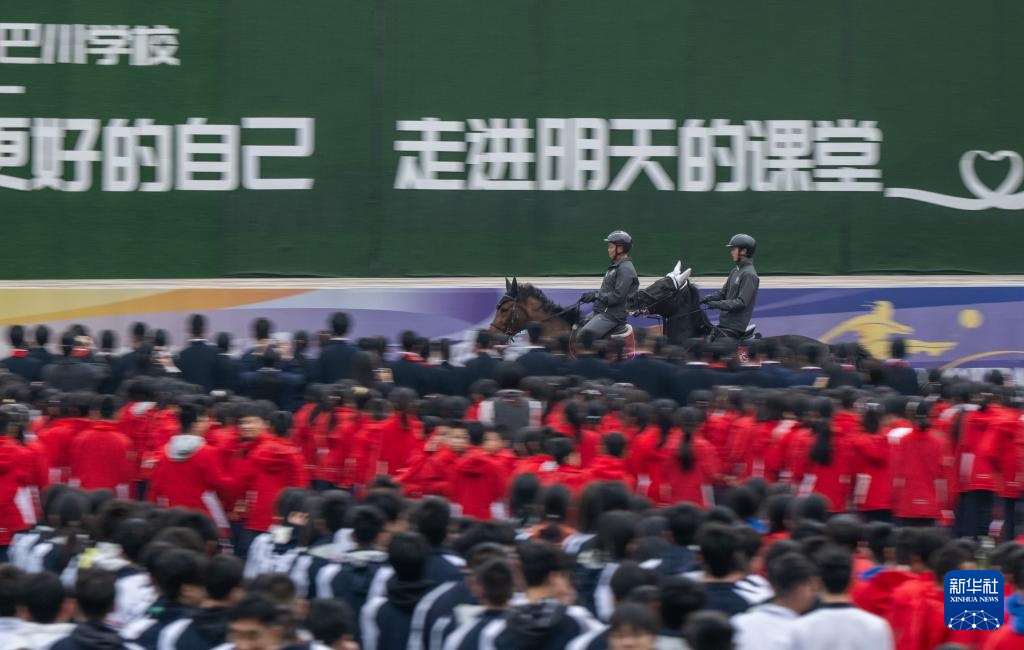 重庆：马年开学首日 &nbsp;骏马助阵开学仪式