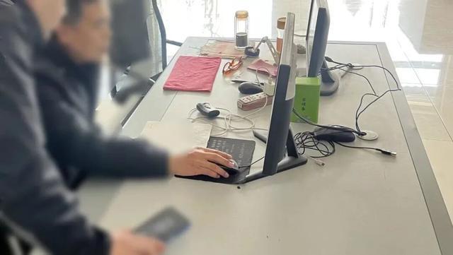 潜伏8小时，出手10秒！特警街头飞身擒逃犯