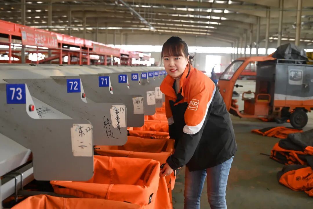 外卖员、快递客服获评全国三八红旗手！